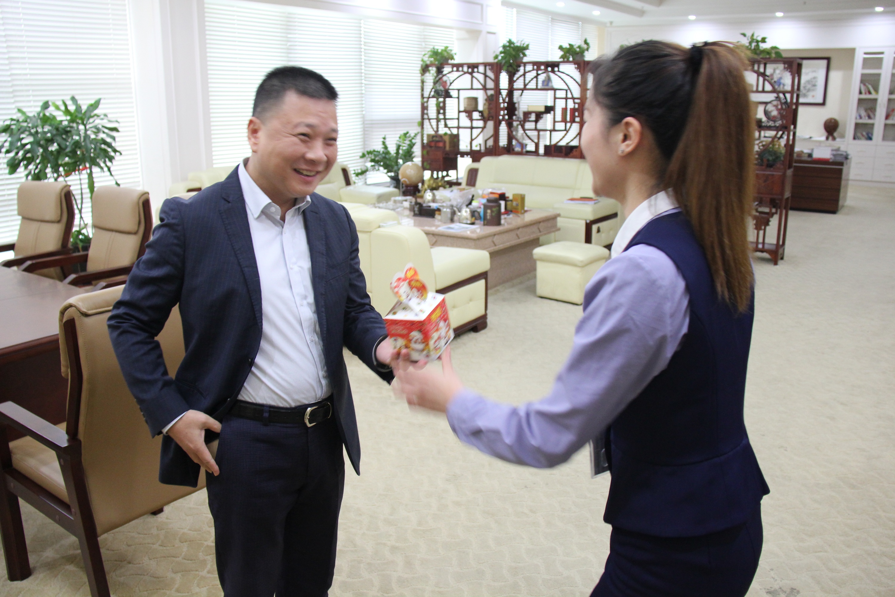 圣悅詩國際輕奢美妝為公司員工送平安祝福！